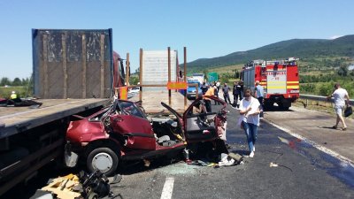 Поредна тежка катастрофа край Карнобат: Водач на автомобил загина, а спътничката му е сериозно ранена