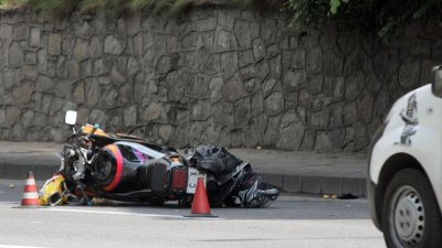 Моторист е ранен при катастрофа на пътя Самоков - София