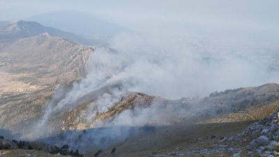 Военни хеликоптери участват в гасенето на пожара в планината Славянка