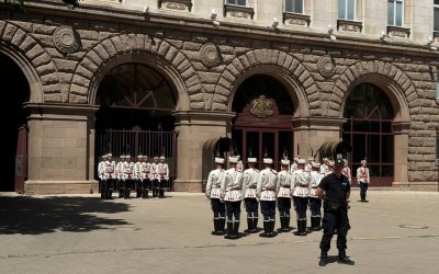 Смяната на караула пред Президентството предизвика истински фурор (ВИДЕО)