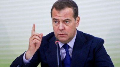 Дмитрий Медведев към Берлин: Ще се постараем да докараме най-новите руски танкове до Райхстага