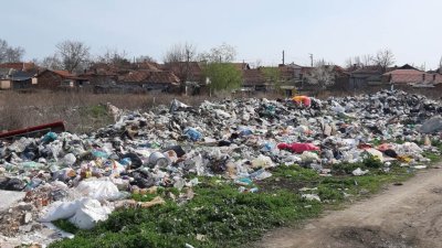 Пламъци избухнаха на нерегламентирано сметище във Врачанско