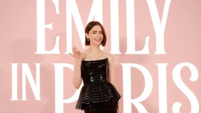 Лили Колинс от сериалът &bdquo;Емили в Париж&ldquo; с блестяща визия на премиерата на новият сезон на сериала