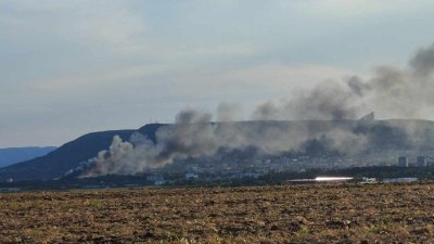 Горят складовете на бившия ремонтен завод в Шумен