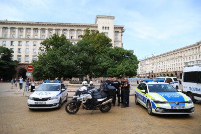 ПРОТЕСТ: Полицаи се събират пред президентството в подкрепа на Калин Стоянов
