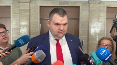 Пеевски: &ldquo;Мистър Кеш&rdquo; и селският кръчмар от с. Труд разиграват цирк пред целия народ (ВИДЕО)