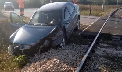 Автомобил се заби във влак край Шумен