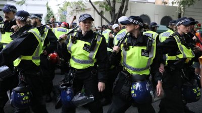 Карнавал в Лондон: 3-ма намушкани, 15 пострадали полицаи и 90 задържани