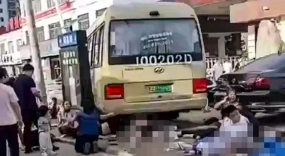 ЗВЕРСТВО В КИТАЙ: Автобус помете тълпа от хора пред училище, причинявайки смъртта на 11 души