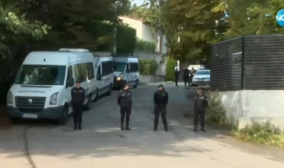 Все още има полицаи пред сараите на Доган