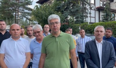 Поддръжници на Ахмед Доган пред имота му в квартал &bdquo;Бояна&ldquo;: Неизвестна група от хора извежда служители без легитимация