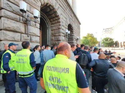 ЦИК прекрати временно регистрацията на партиите за изборите, за да реши какво ще прави с ДПС