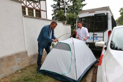 Привържениците на Доган разпънаха палатки край оградата на имота в "Бояна" в знак на подкрепа
