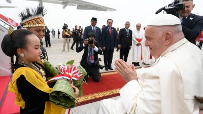 Папа Франциск пристигна на посещение в Индонезия