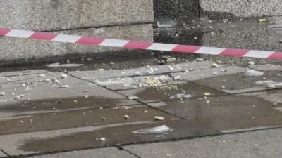 ИНЦИДЕНТ В СОФИЯ! Мазилка падна от тавана на подлез до Централната автогара