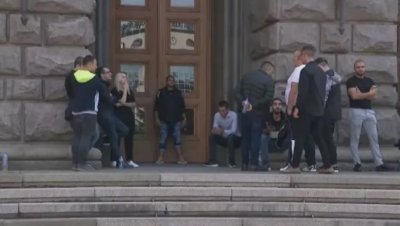 Двете крила на ДПС чакат пред ЦИК в надпревара да регистрират партията за вота