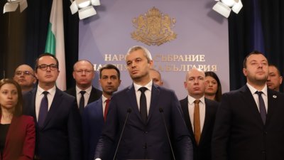Делегация на "Възраждане", водена от Костадин Костадинов, пристигна в Москва за участие във форум на БРИКС