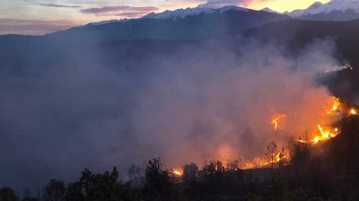 Пожарът в Рила се разраства