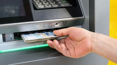 Предложени са промени в в Закона за платежните системи и платежните услуги предвиждат банките да не взимат такса при теглене на пенсии и заплати