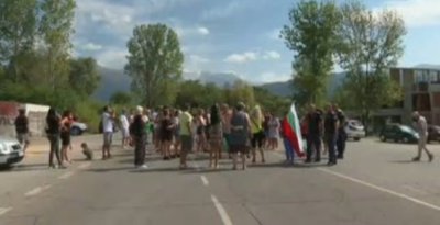 Протестиращи блокираха пътя за Рилския манастир