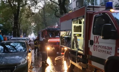 Пожар избухна в центъра на Бургас (ВИДЕО)