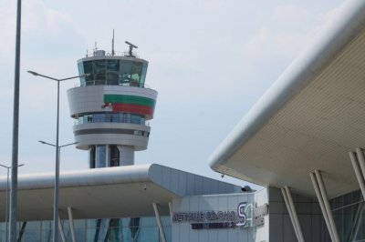 Боядисаха контролната кула на летище София в цветовете на националния трибагреник