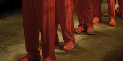 Защо във филма &bdquo;Идиокрация&ldquo; от 2006 г. всички носят &ldquo;Crocs&rdquo;?