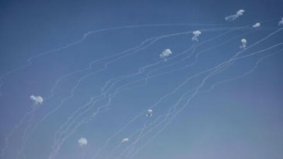&ldquo;Хизбула&rdquo; обстреля Северен Израел със 140 ракети в отговор на израелско нападение (ВИДЕО)