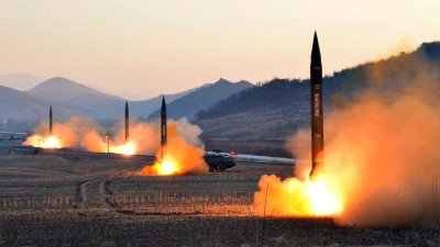 Северна Корея изстреля балистични ракети