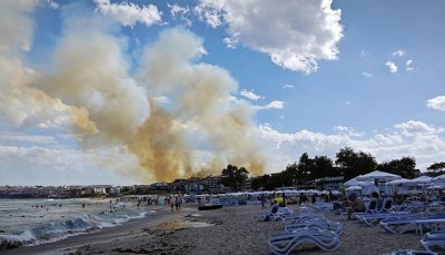Голям пожар се разрази край Созопол, евакуирани са хора (ВИДЕО)