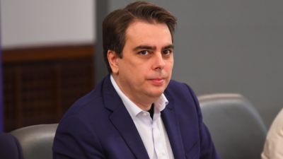 Класикът Асен Василев отново блесна с щедрост: Ще взимате по 2000 евро средна заплата, ама друг път...