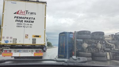 ТИР се обърна на Околовръстното шосе в София (СНИМКИ)
