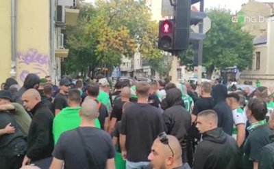 Сблъсъци между фенове на Черно море и полицията (ВИДЕО)