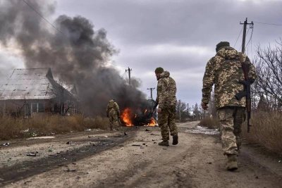 Украинските военни отстъпват от позициите си в централната част на Угледар в Донбас
