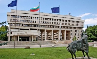 Външно министерство призовава българите в Иран незабавно да напуснат страната