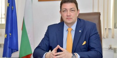 След като Доган би шута на петричкия кмет Бръчков, днес той се мазни на Румен Радев