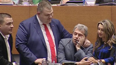 Ето какво си казаха Делян Пеевски и Тошко Йорданов "в прегръдка" (ВИДЕО)