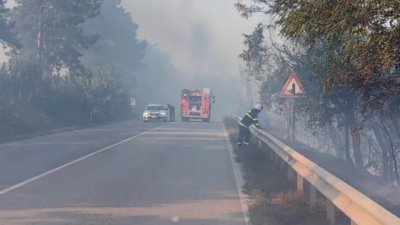 Част от пътя Русе - Бяла е затворен заради пожар