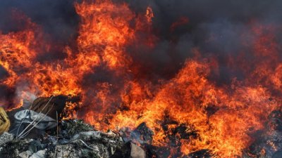 Гори нерегламентирано сметище в София