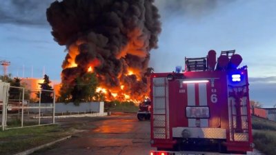 Властите в Крим евакуираха близо хиляда души заради горящия руски петролен терминал