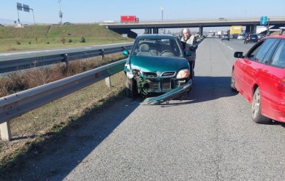 Два автомобила се блъснаха на бул. "Ботевградско шосе" в столицата