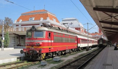Влак блъсна човек край Трявна