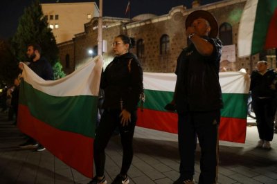 Протест пред Президентството с искане за нови избори и смяна на служебното правителство