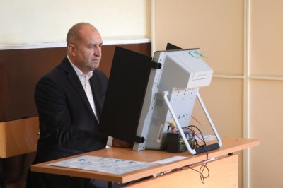 Радев: Всички искаме да се сложи край на този изтощителен маратон от избори