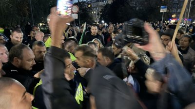 Протестиращи настояват за оставката на министъра на вътрешните работи