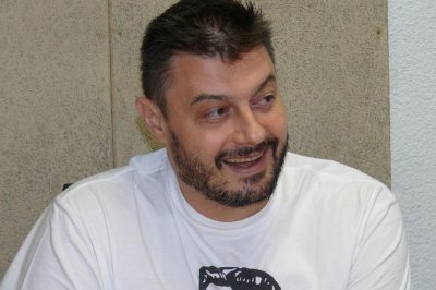 Надрусаният Бареков притискал по нощите хора на Доган за пари