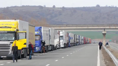 Не спира да нараства опашката на "Капитан Андреево"
