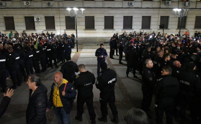 Втора вечер на протести и контрапротести пред Народния театър заради &bdquo;Оръжията и човекът&ldquo;