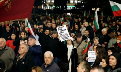 &ldquo;Продължаваме промяната&rdquo;: Погромът пред Народния театър е атака срещу свободата на словото и творческия дух