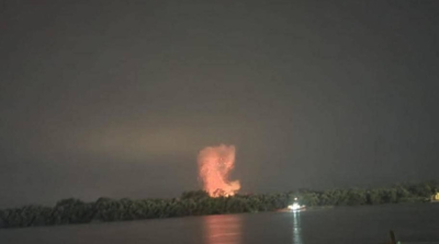 Отломки от дрон предизвикаха щети и пожар в нефтозавод (ВИДЕО)